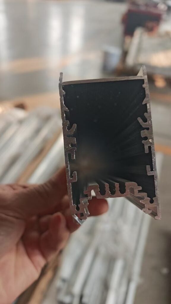 Алюминиевый LED-профиль со временной перемычкой
